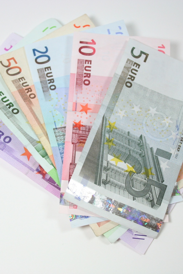 Купюры евро разным номиналом на сером фоне