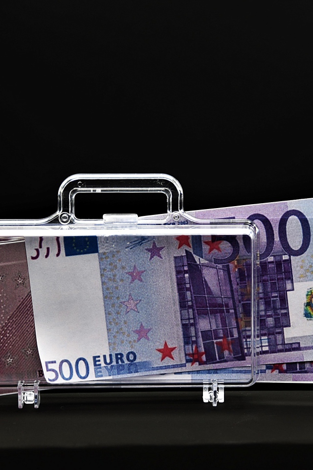 Купюры евро с держателем на черном фоне