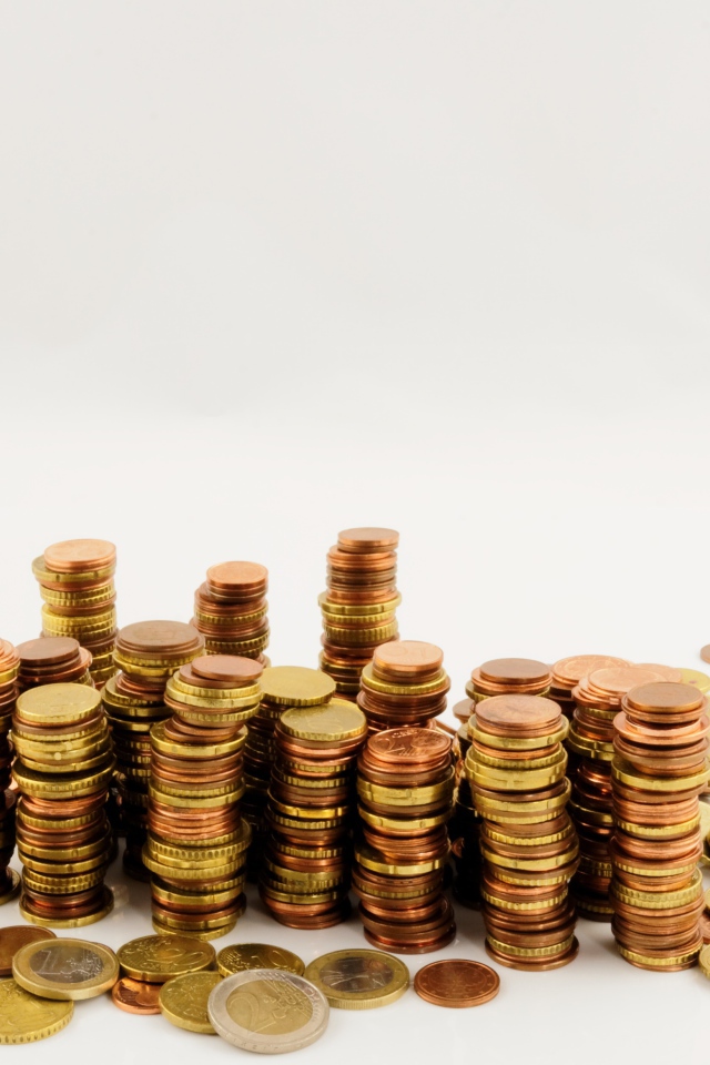 Много монет евро на белом фоне 