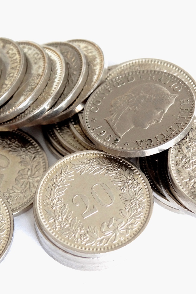 Много монет на белом фоне