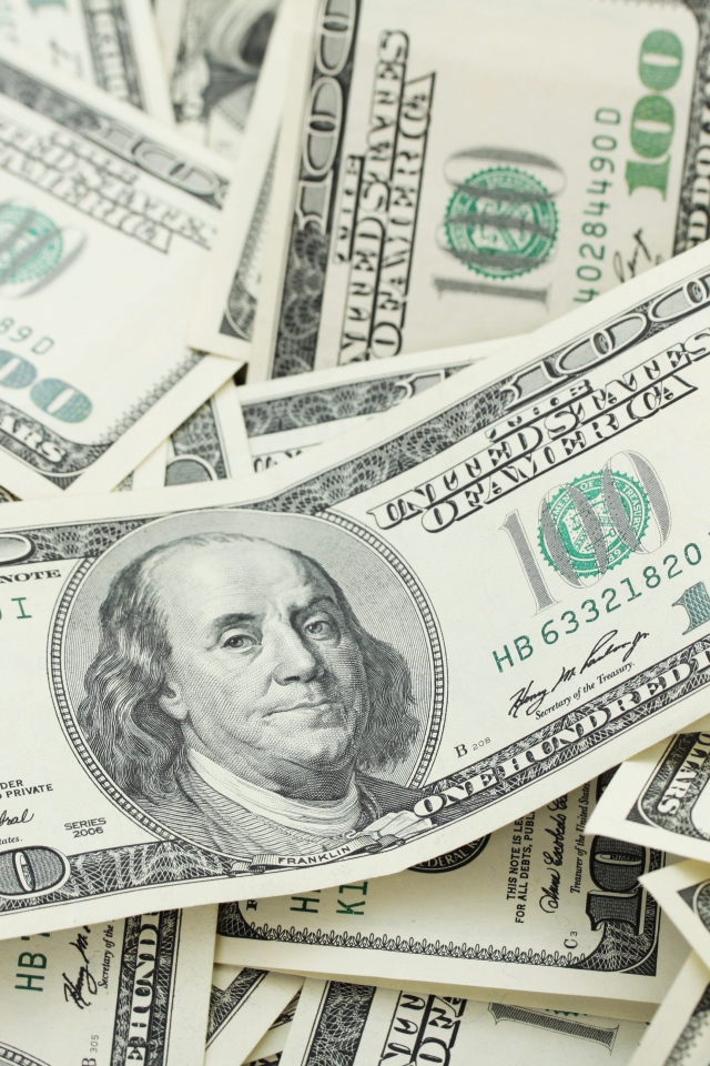 Много купюр по сто долларов крупным планом