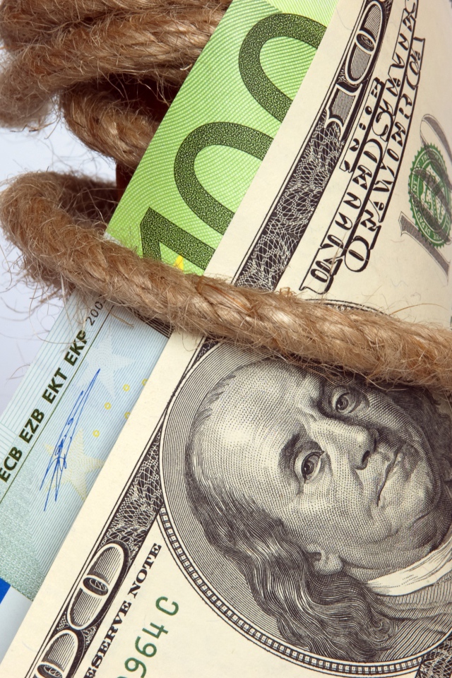 Бумажные купюры обмотаны веревкой 