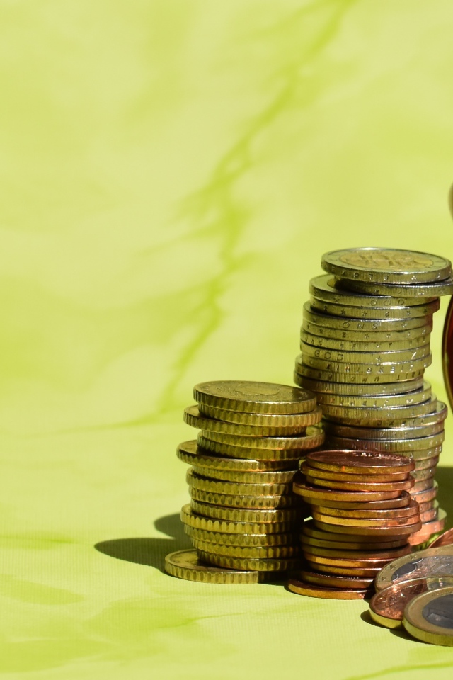 Красный будильник с монетами один евро 