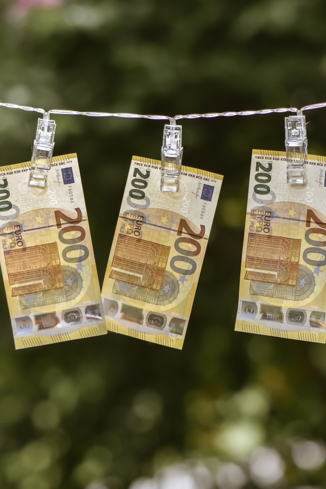 Банкноты по двести евро сохнут на веревке 