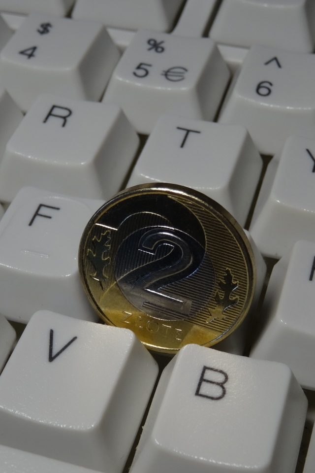 Монета два злотых лежит на клавиатуре