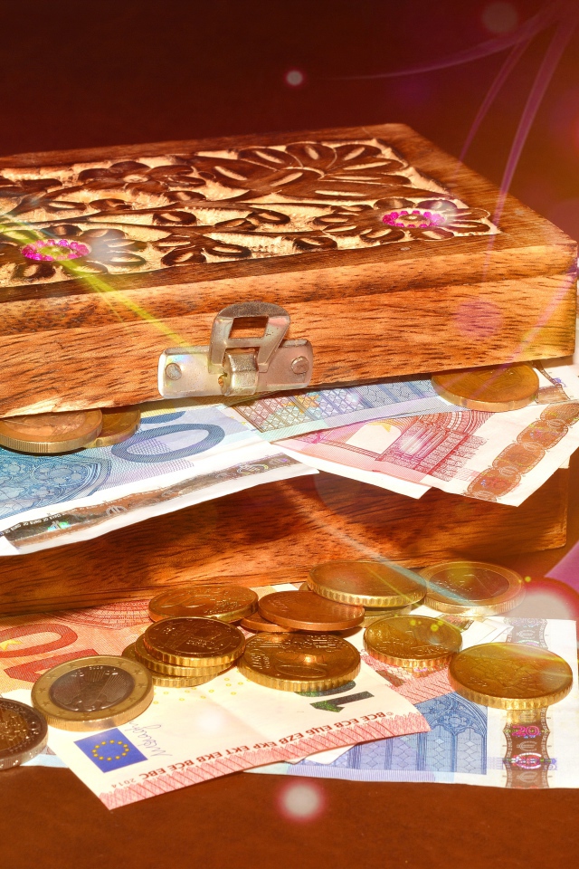 Деревянный сундук с деньгами и монетами