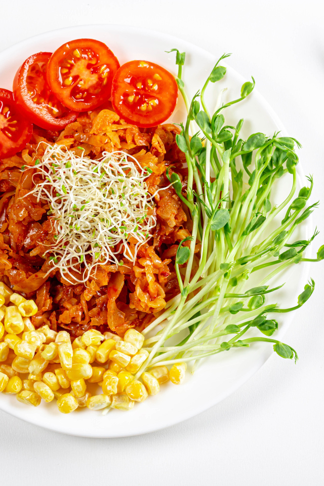 Аппетитная диетическая еда на белом фоне с вилкой