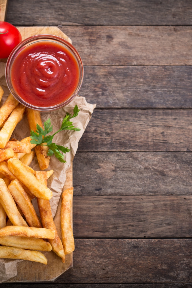 Аппетитный картофель фри на столе с соусом и кетчупом 