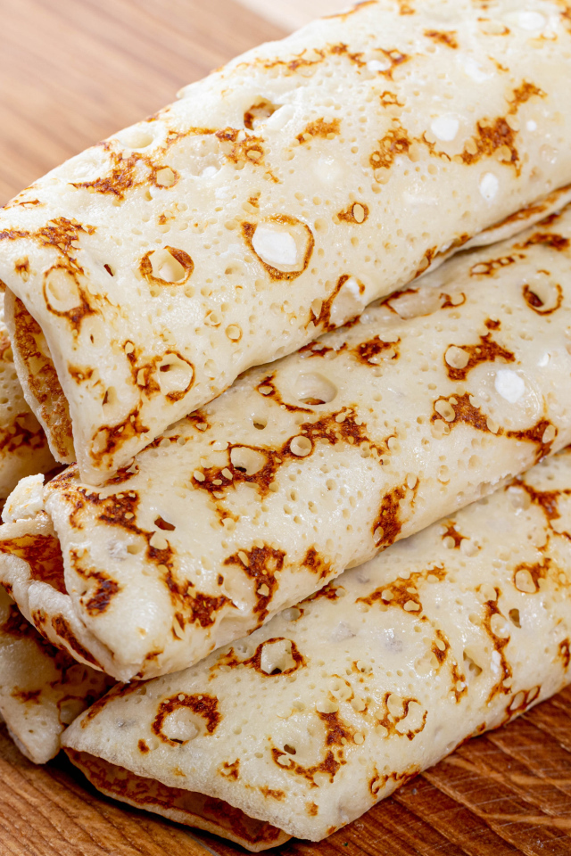 Аппетитные блины на деревянном столе 