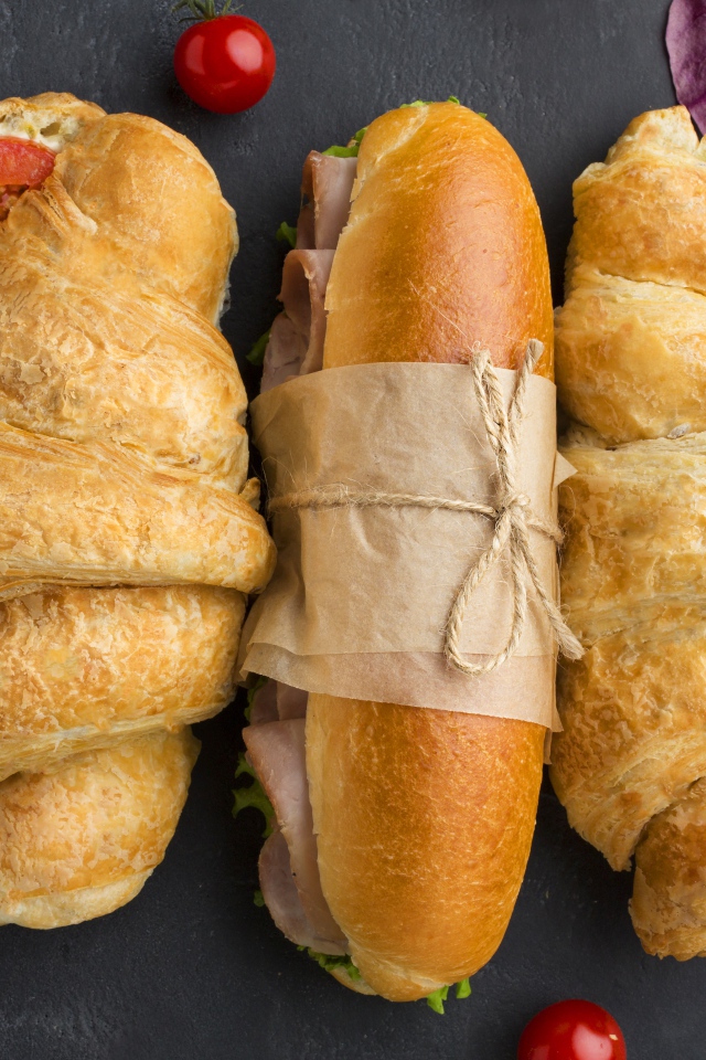 Аппетитные бутерброды на сером столе 