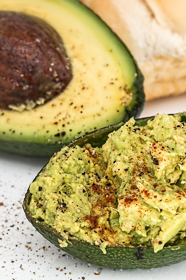 Салат в кожуре авокадо на столе 