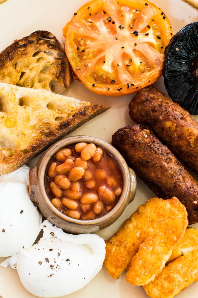 Запеченные овощи на тарелке с фасолью и гренками 