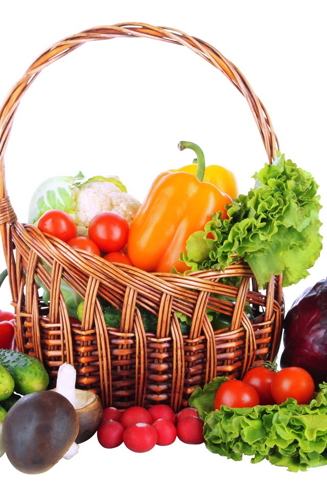 Корзина с овощами на белом фоне