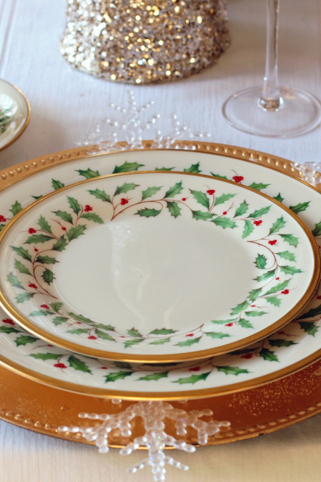 Красивая посуда и столовые приборы на столе 