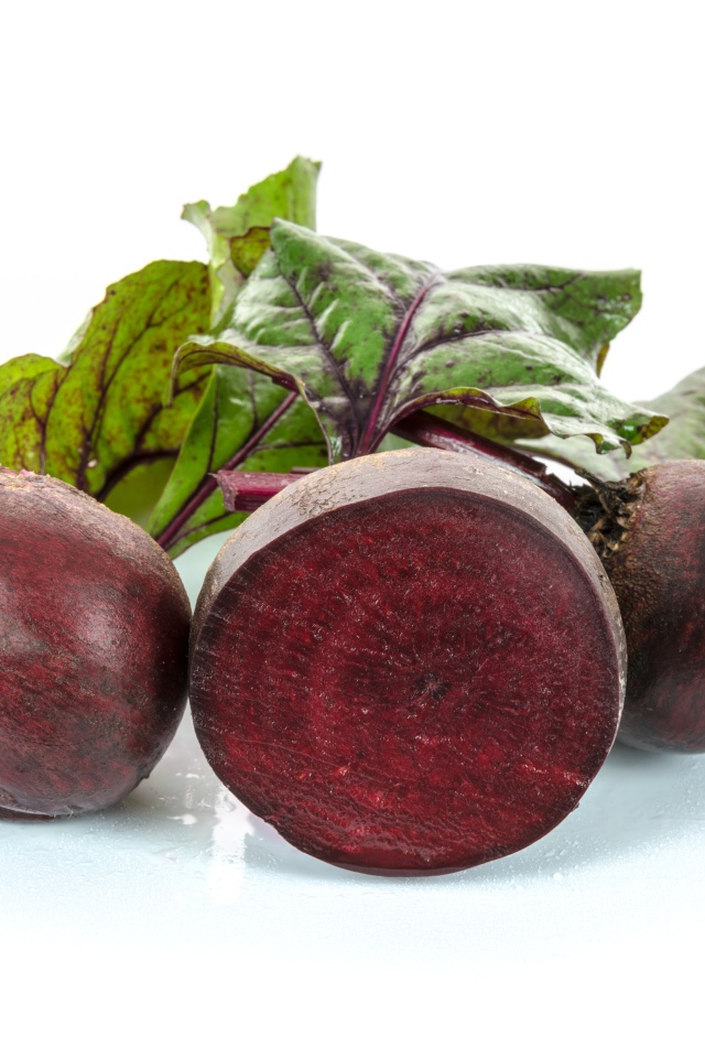 Свекла с зелеными листьями на белом фоне