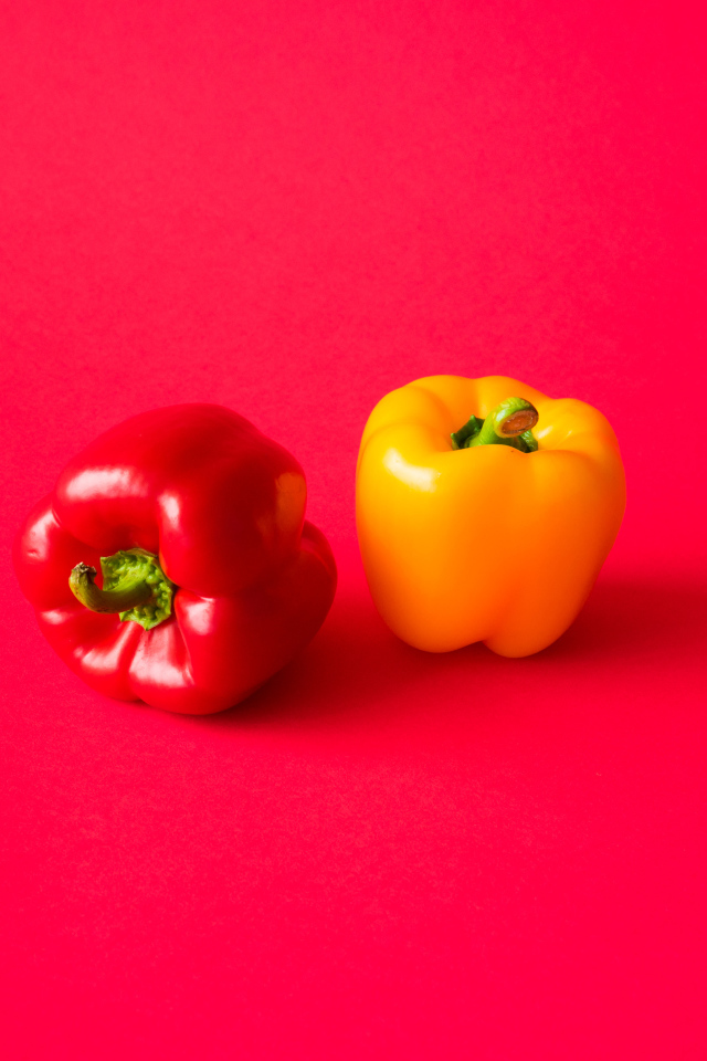 Болгарский перец на розовом фоне