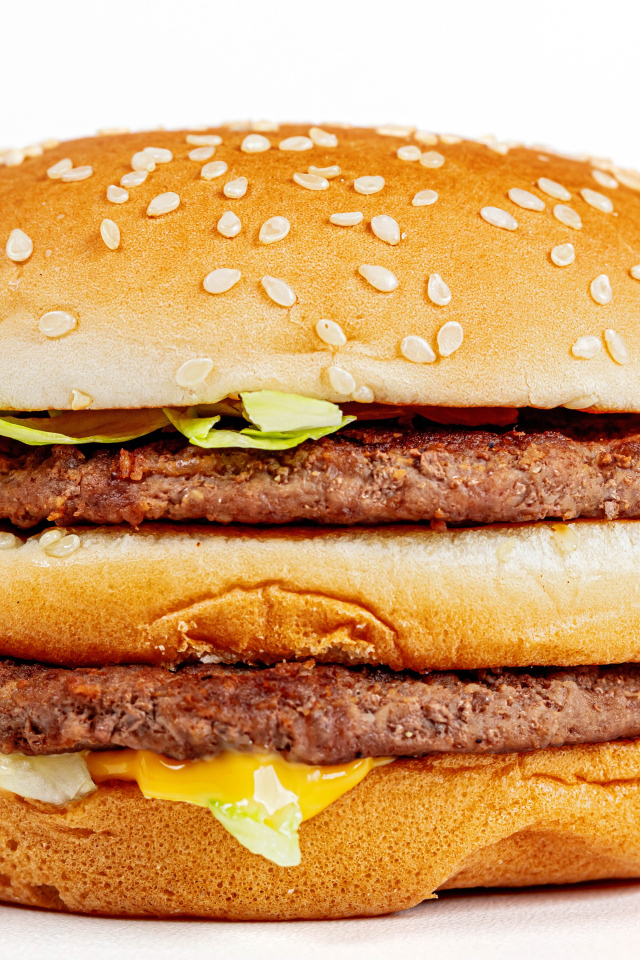 Большой аппетитный гамбургер на белом фоне