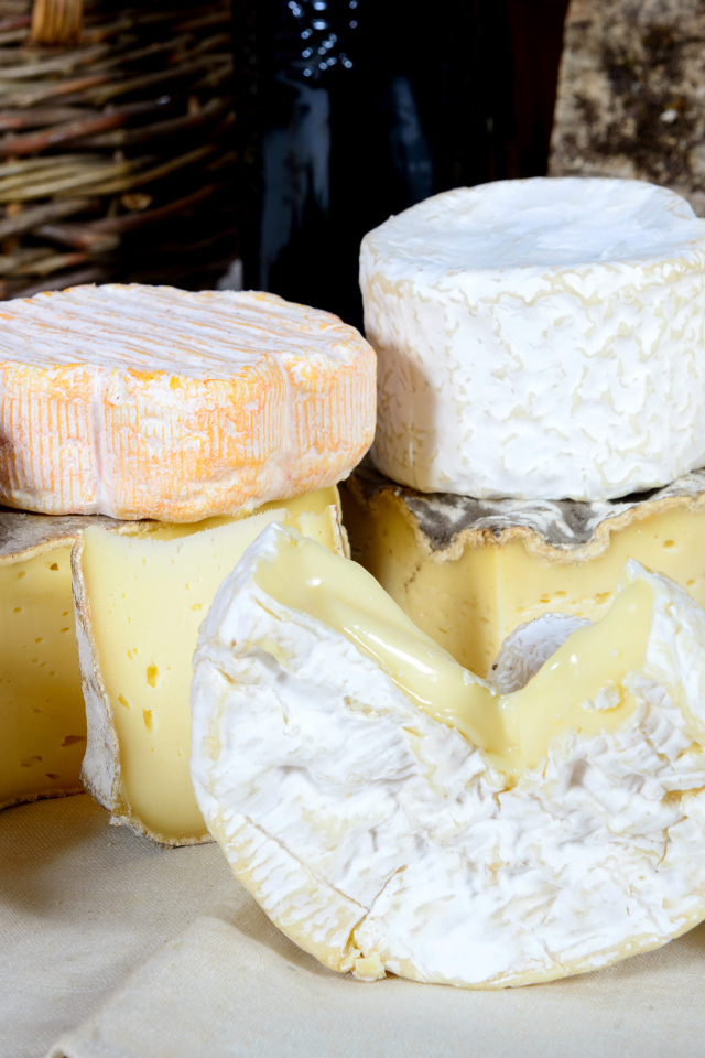 Сыр с плесенью на столе с яблоками