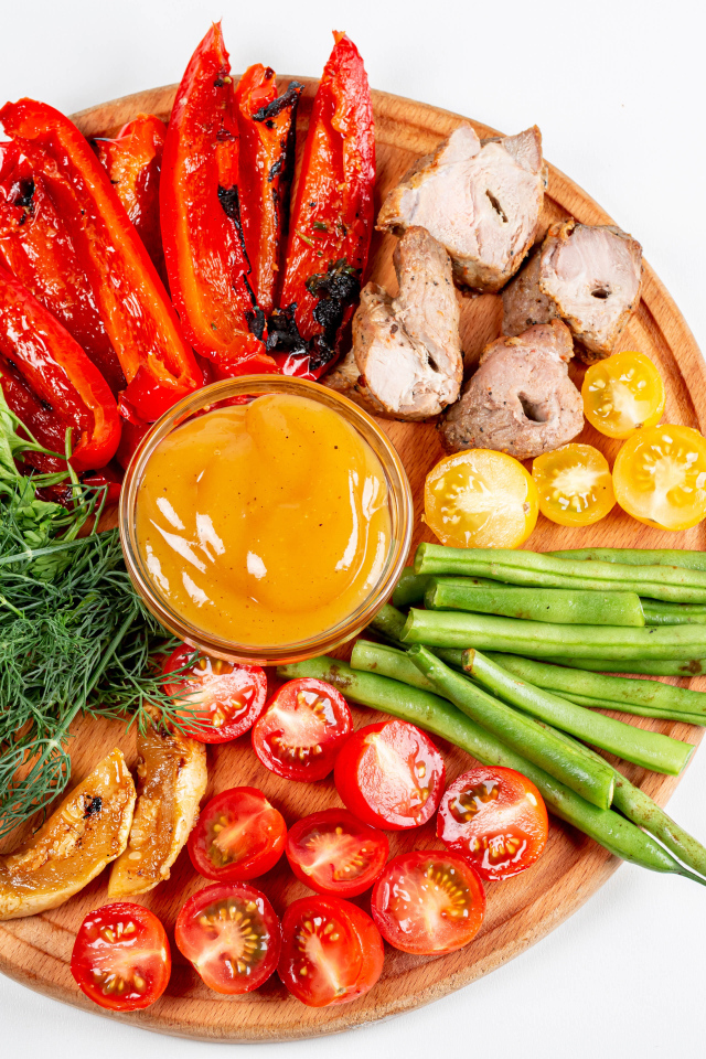 Доска с овощами, зеленью и мясом