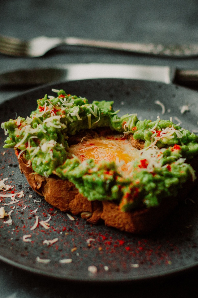 Хлеб с яйцом и соусом песто 