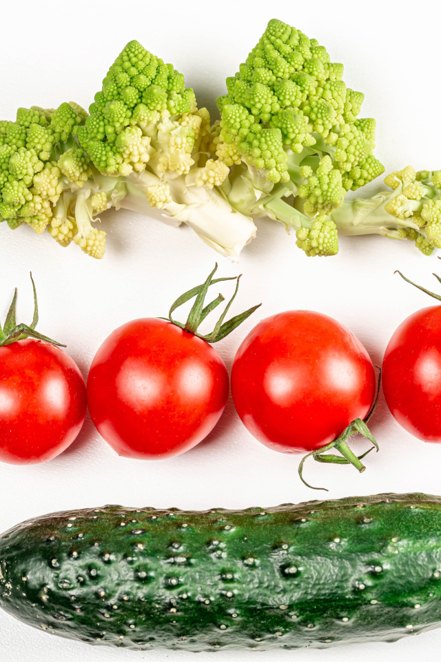 Капуста, помидоры и огурец на белом фоне