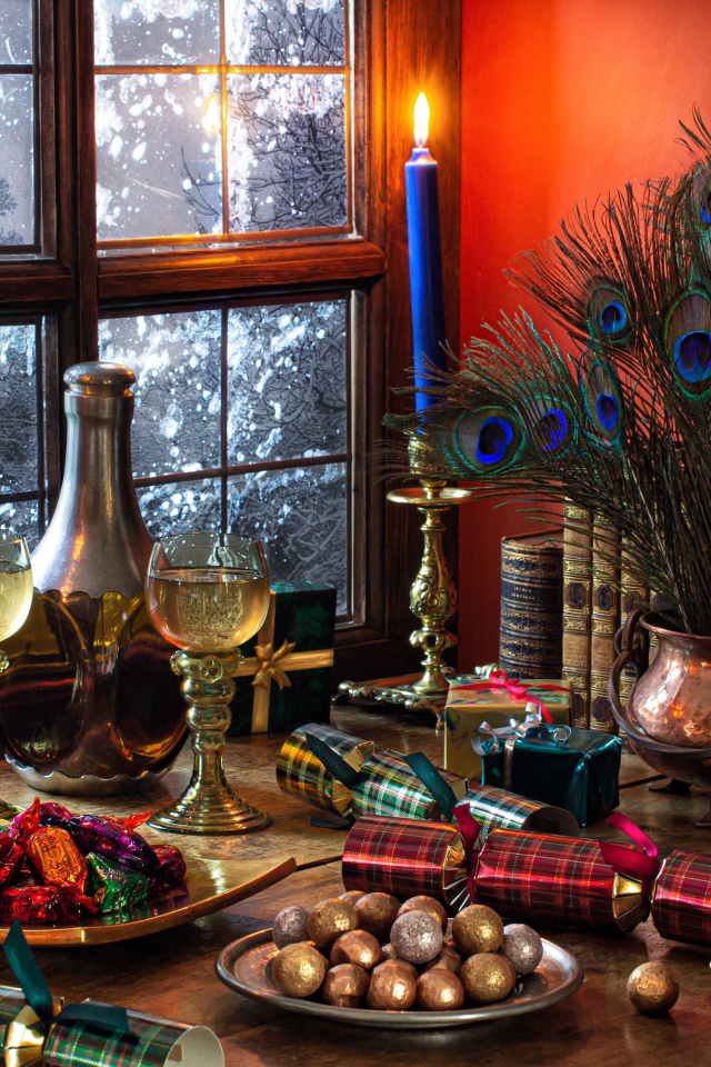 Конфеты,  подарки и старинные предметы на столе у окна
