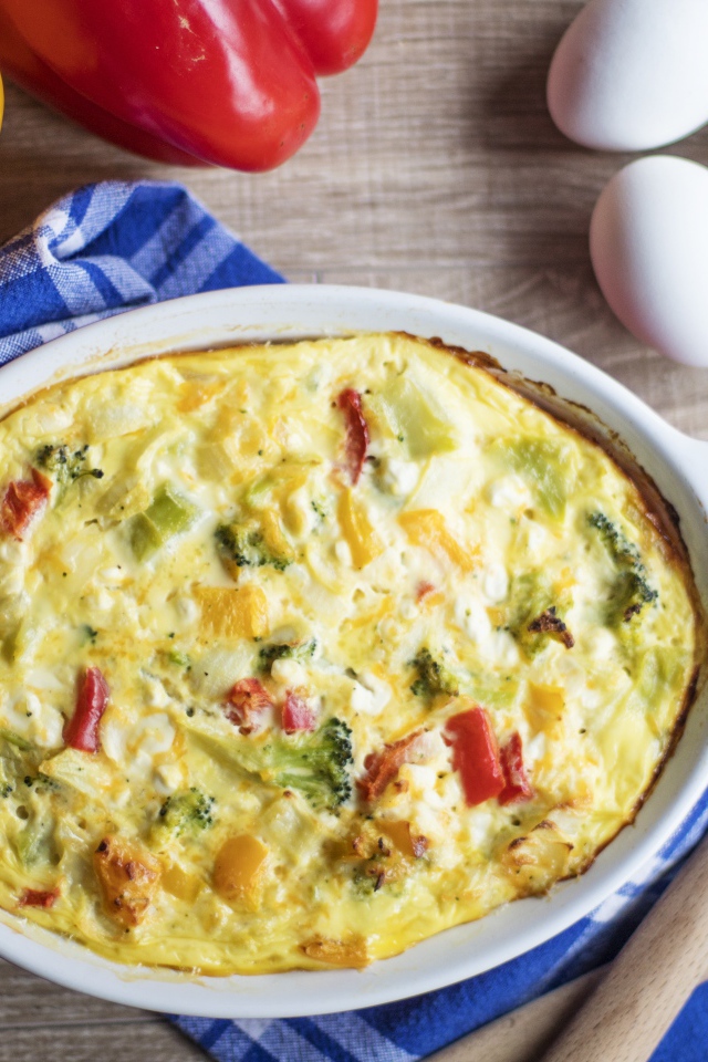 Запеканка на столе с перцем и яйцами 