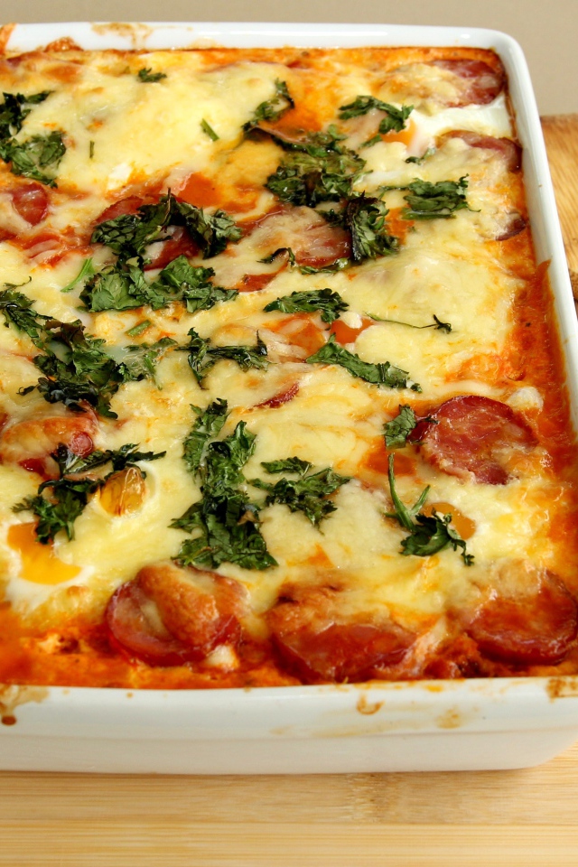 Запеканка с колбасой и сыром на столе