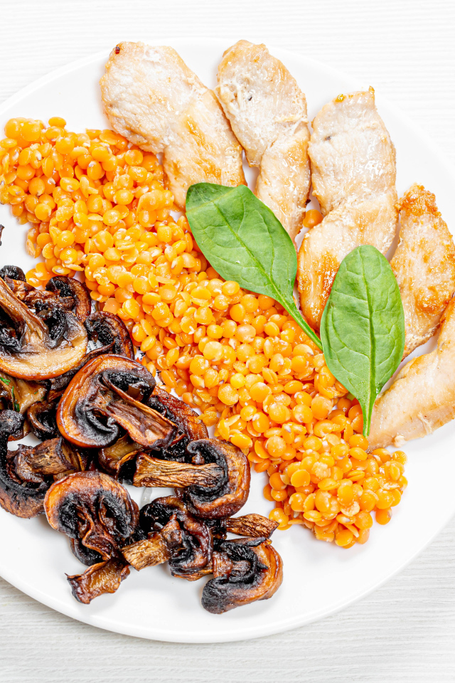 Шампиньоны на тарелке с чечевицей и курицей