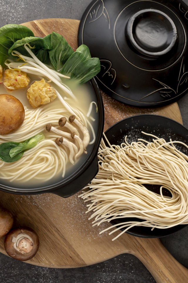 Китайская лапша с грибами и зеленью 