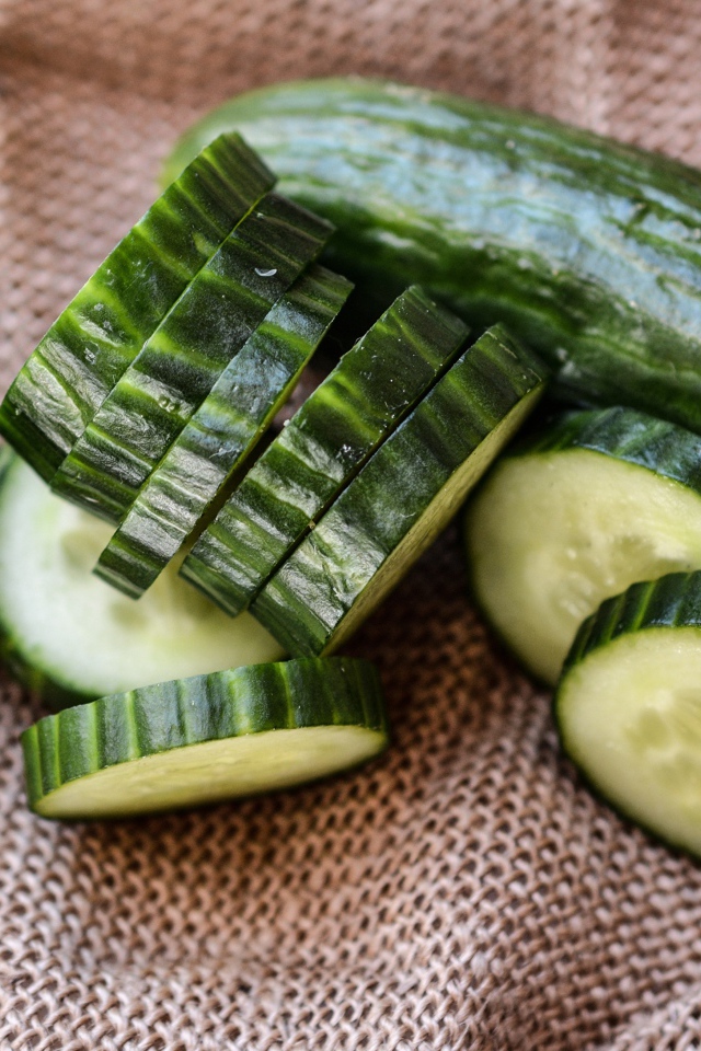 Нарезанный кругами огурец на столе 