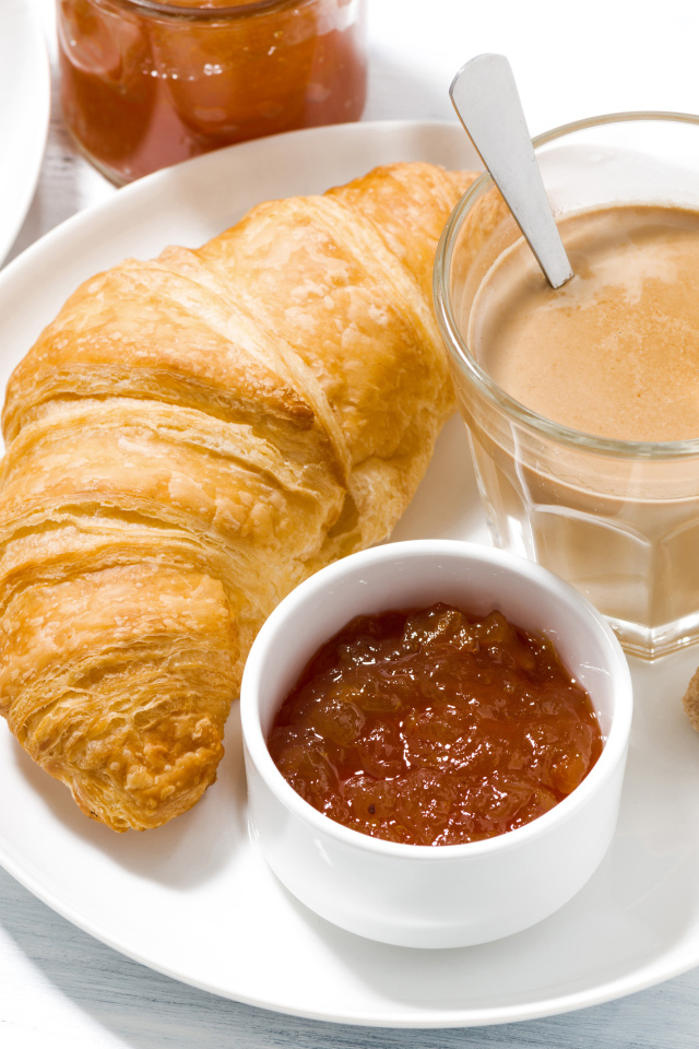 Какао на тарелке с джемом и круассаном