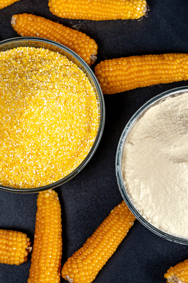 Кукурузные кочаны на столе с кашей и мукой