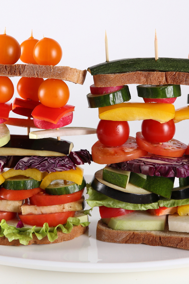 Креативный бутерброд на белой тарелке 