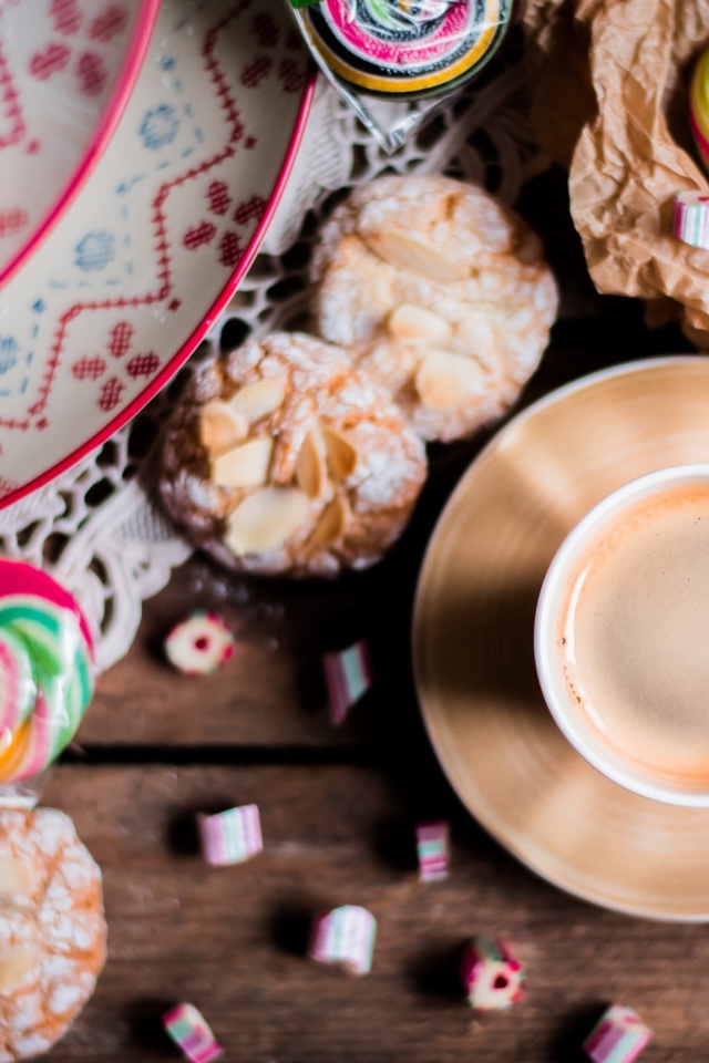 Чашка кофе на столе с печеньем и конфетами