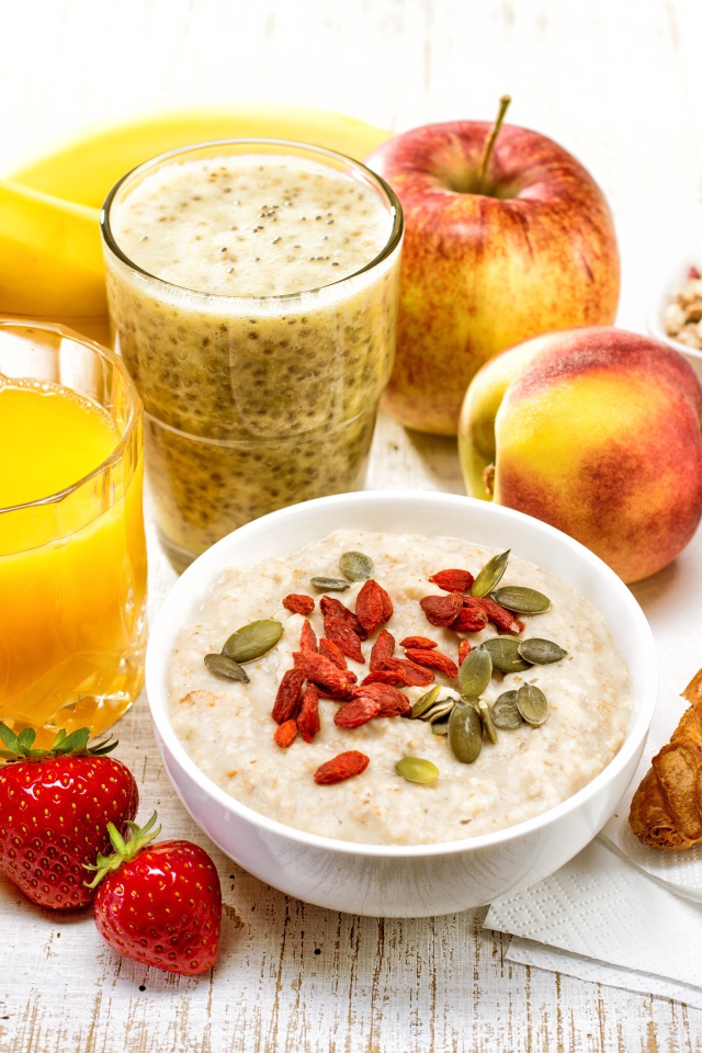 Вкусный завтрак с фруктами на столе 