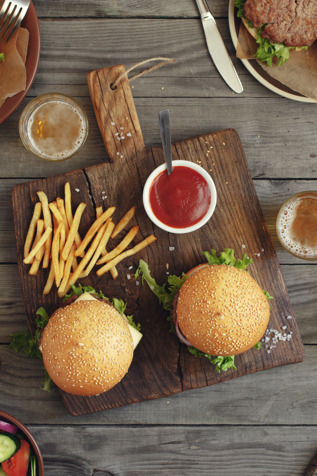 Вкусная сытная еда из фаст фуда на столе 