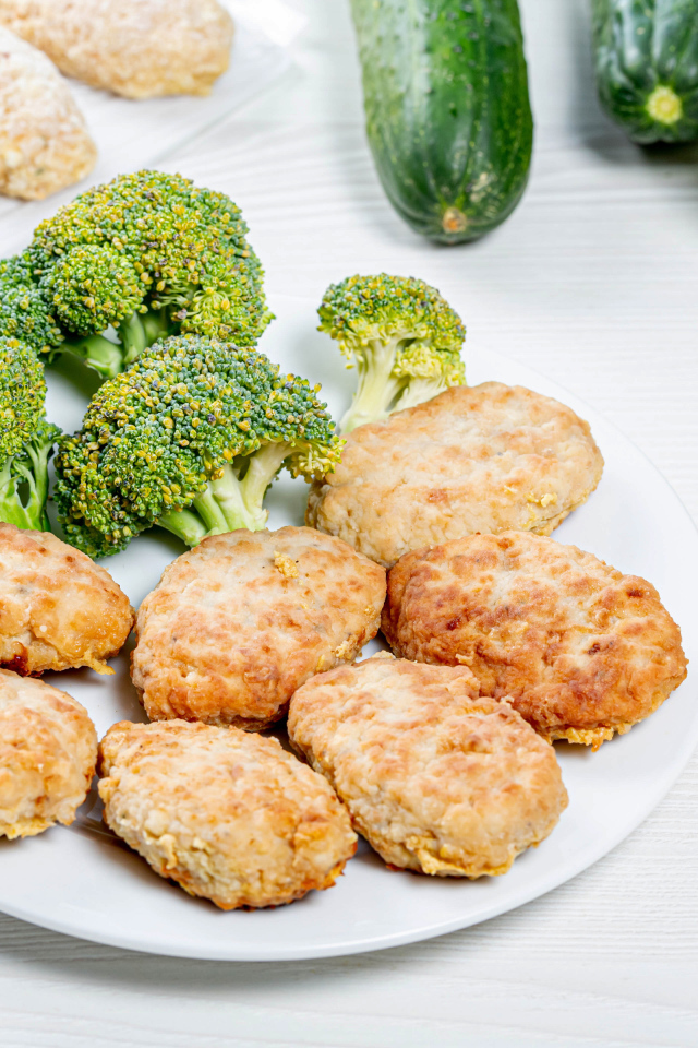 Вкусные котлеты на тарелке с брокколи
