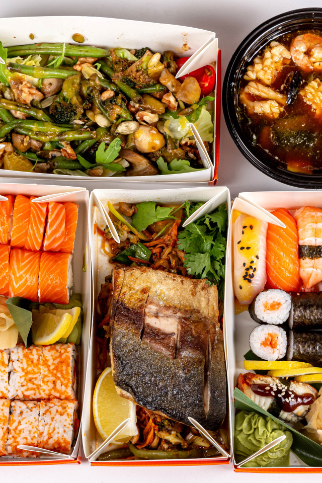 Вкусная острая китайская еда на белом фоне