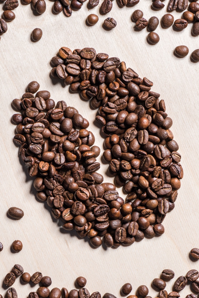 Рисунок к зерна на столе из жареных кофейных зерен 