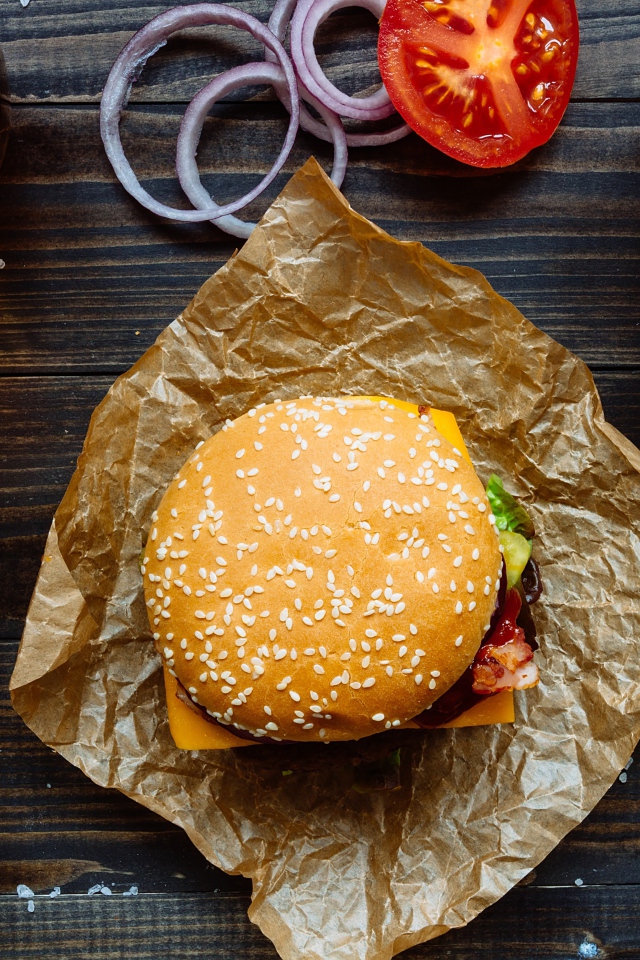 Еда из фаст фуда на столе с пивом 