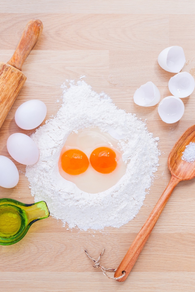 Мука, масло и яйца для теста на столе