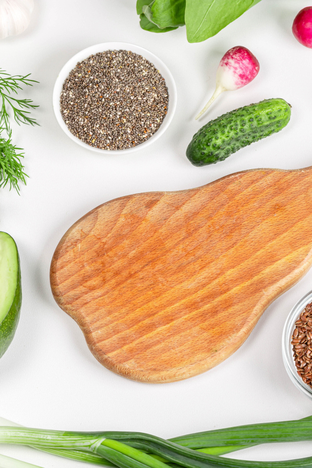 Свежие огурцы, авокадо, редис и укропом на столе с зернами