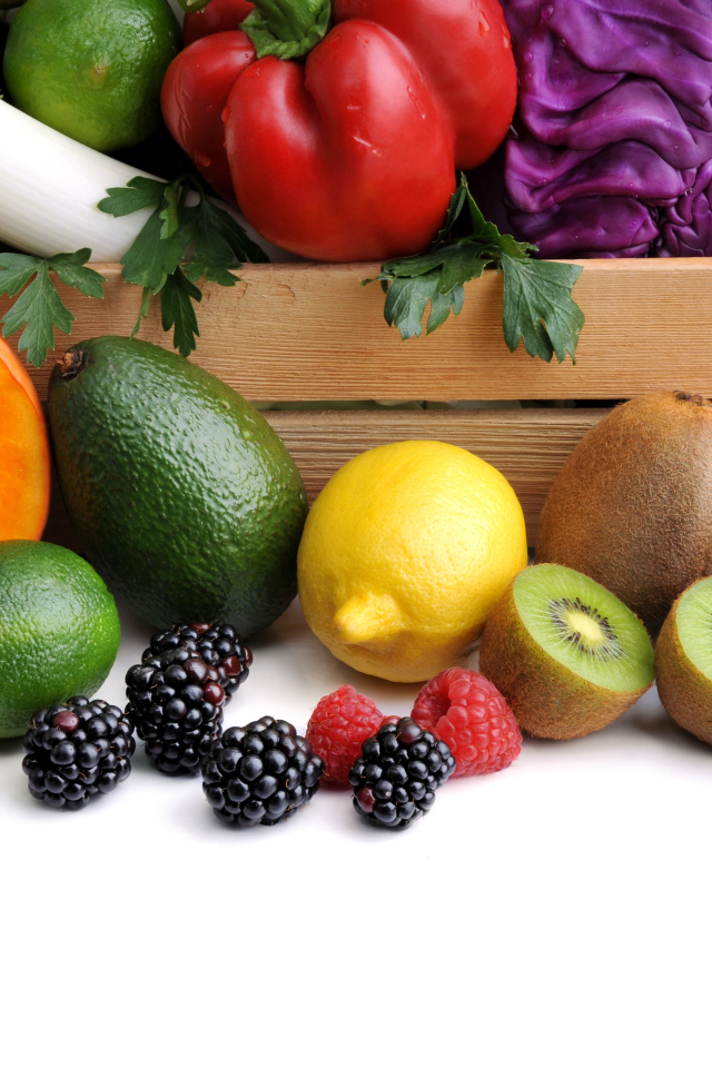 Свежие вкусные овощи с ягодами и фруктами 