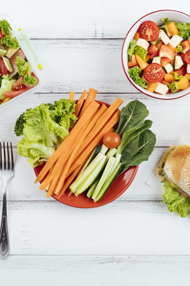 Салат из свежих овощей на столе с бутербродом 