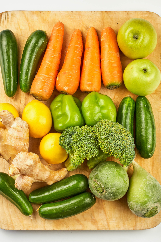 Свежие овощи и фрукты на разделочной доске
