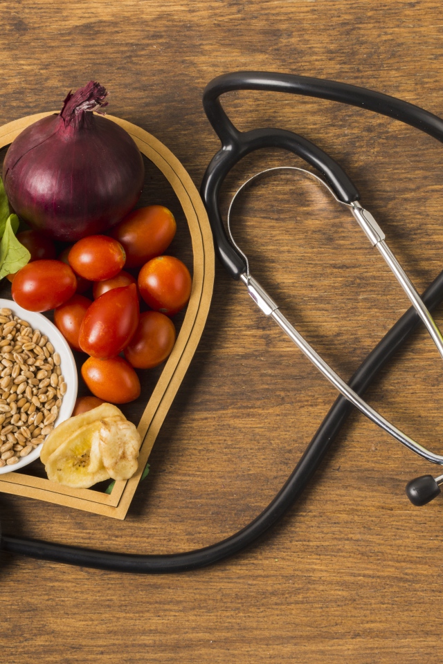 Свежие овощи и зерна пшеницы на столе фонендоскопом