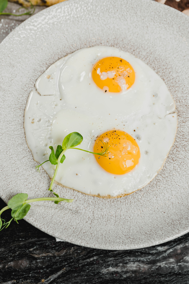 Яичница глазунья с овощами на столе 