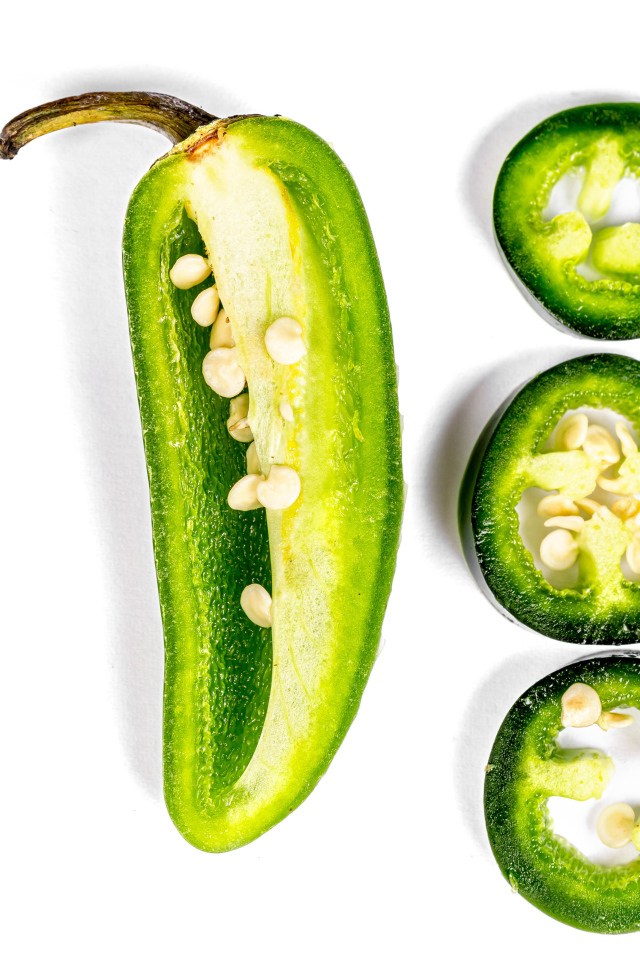 Зеленый перец в разрезе на белом фоне