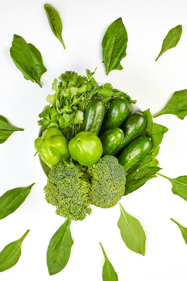 Зеленый набор овощей вегетарианца на белом фоне